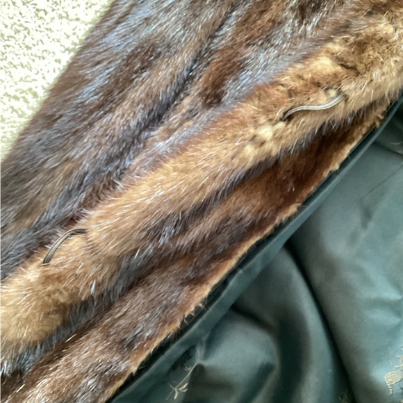 WOMEN’S KNEE LENGTH MINK COAT - Picture 7 of 8
